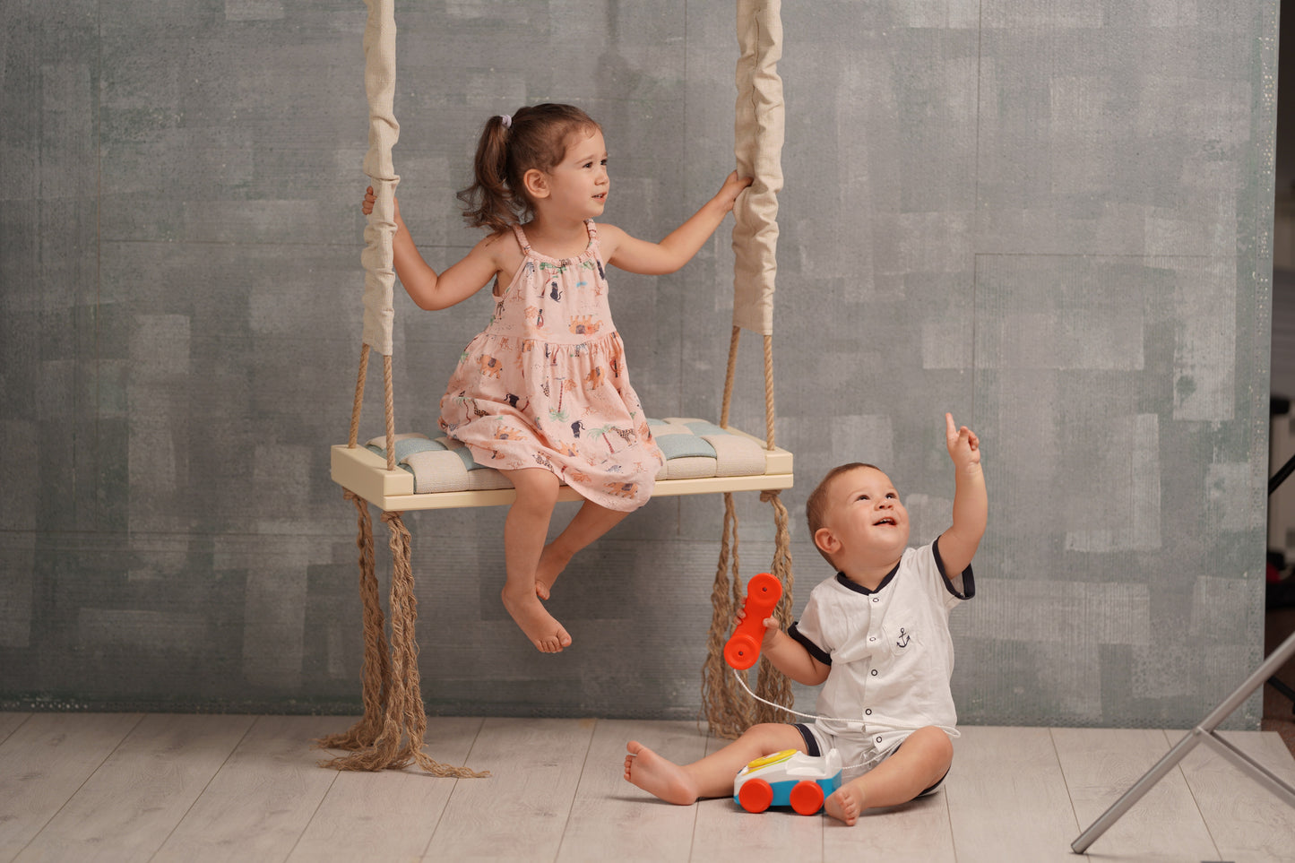 HANGarOund swing