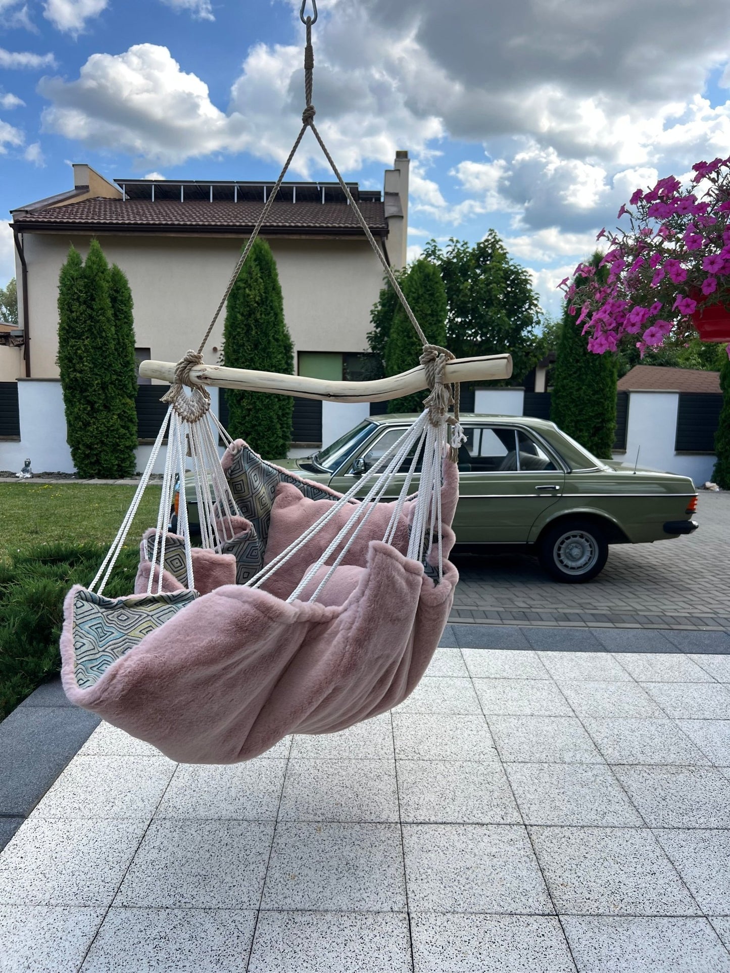 Aurelia - HANGAROUND