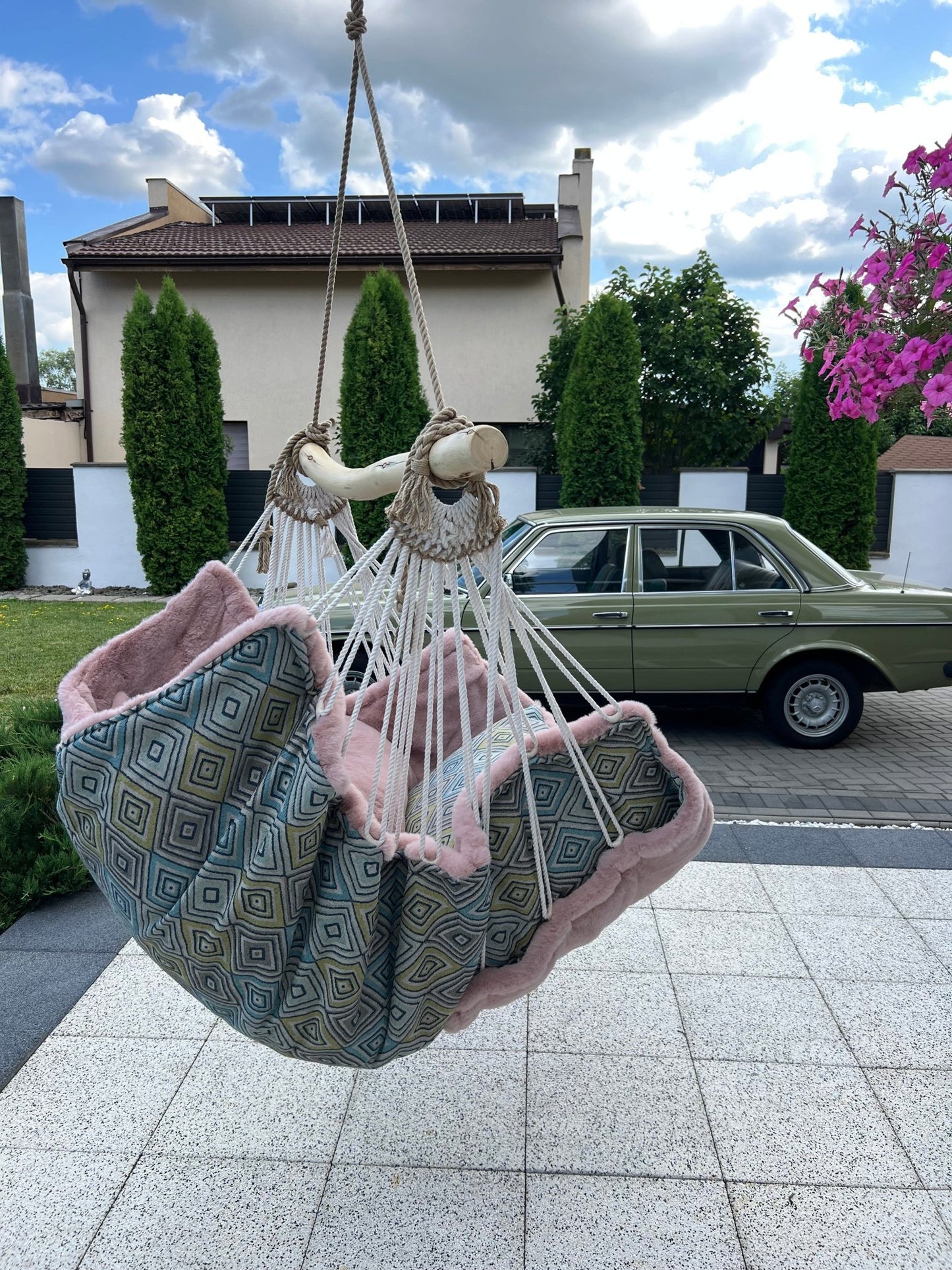 Aurelia - HANGAROUND