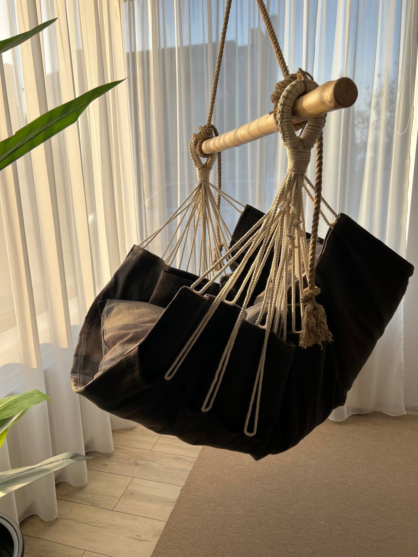 Elegant - HANGAROUND