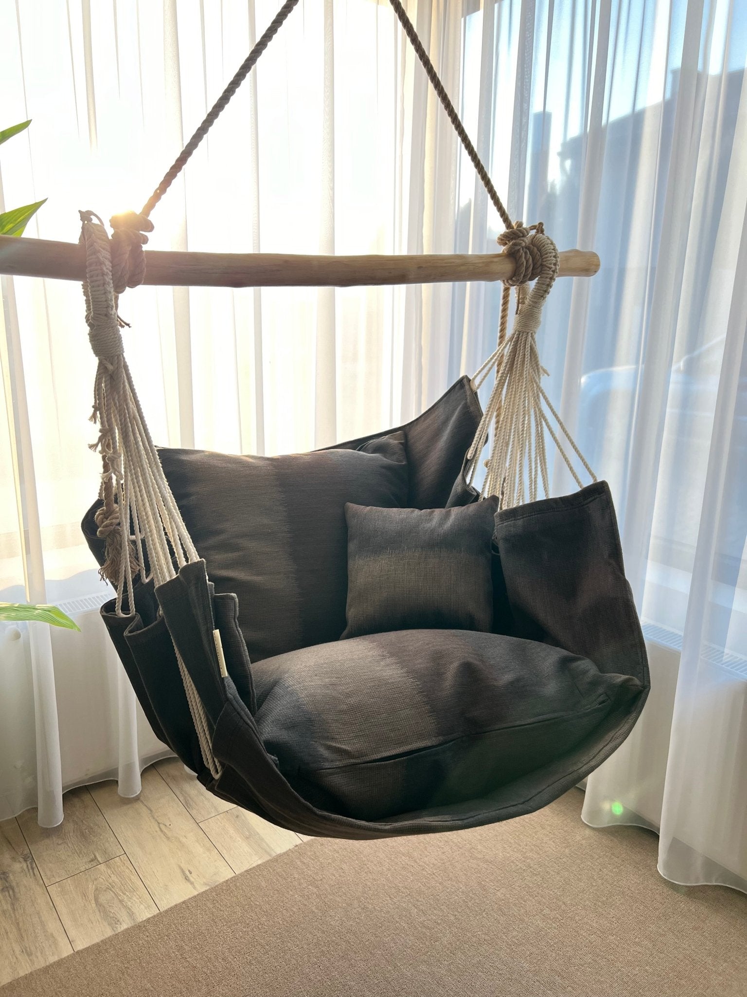 Elegant - HANGAROUND