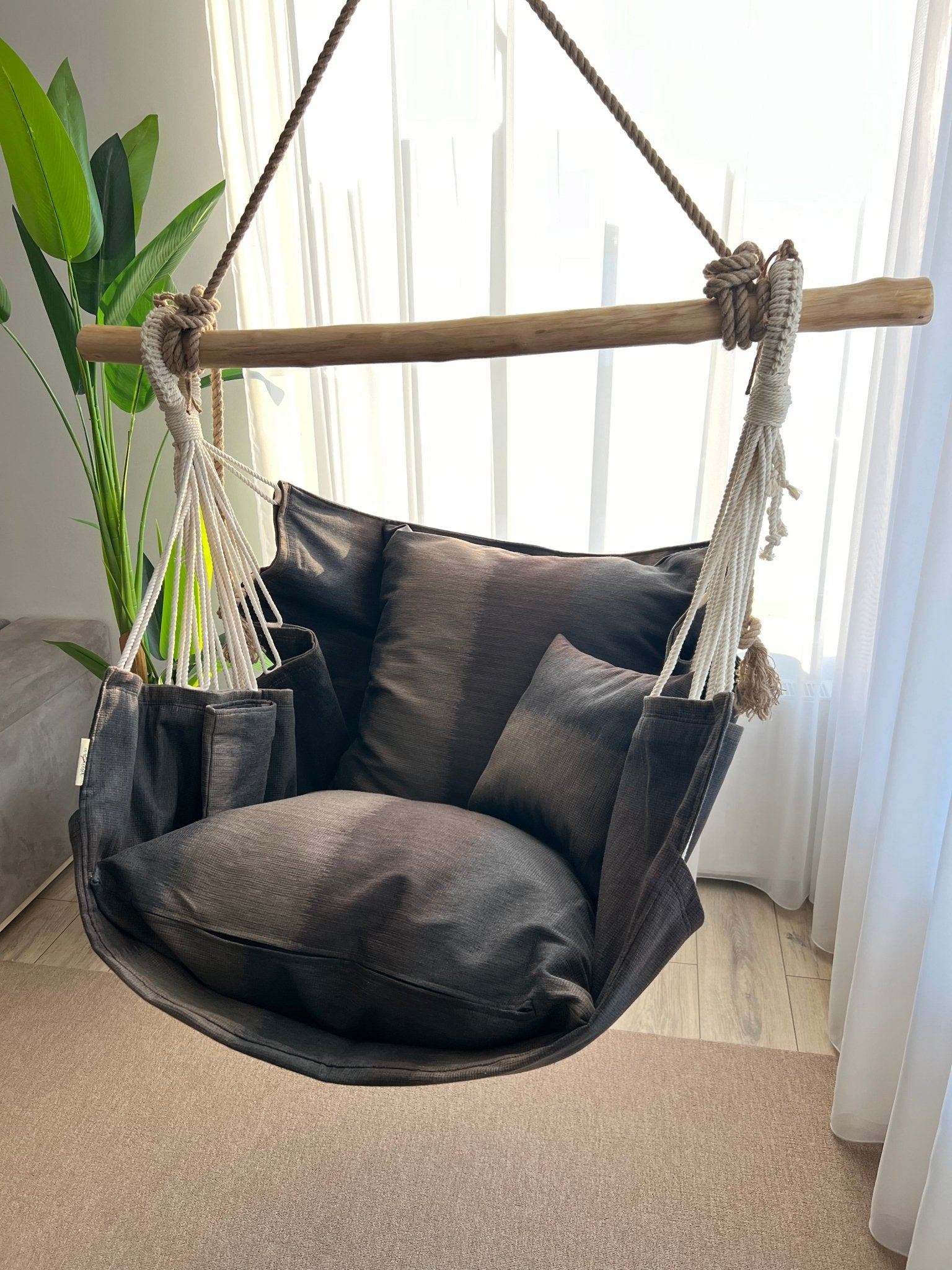 Elegant - HANGAROUND