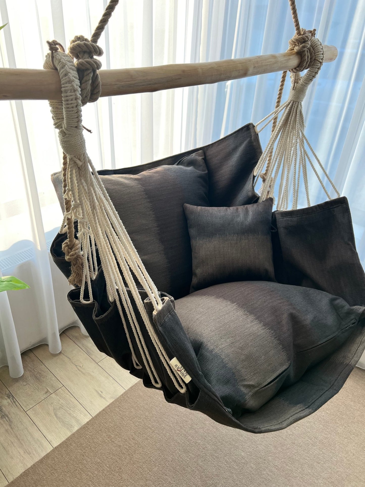 Elegant - HANGAROUND