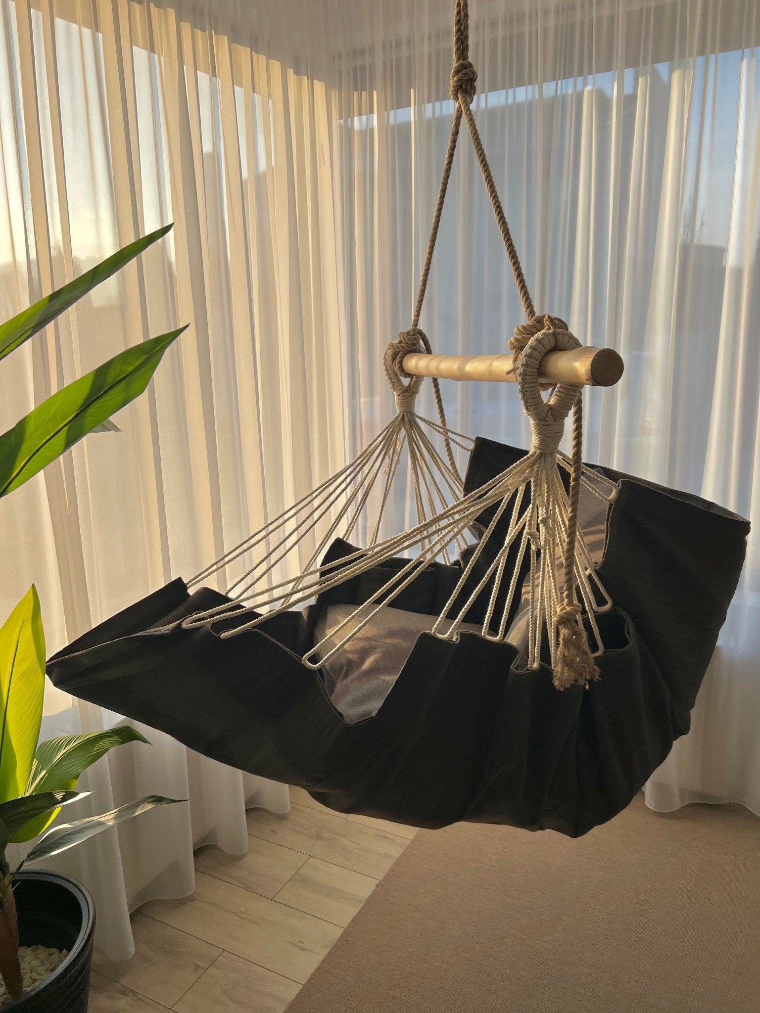 Elegant - HANGAROUND