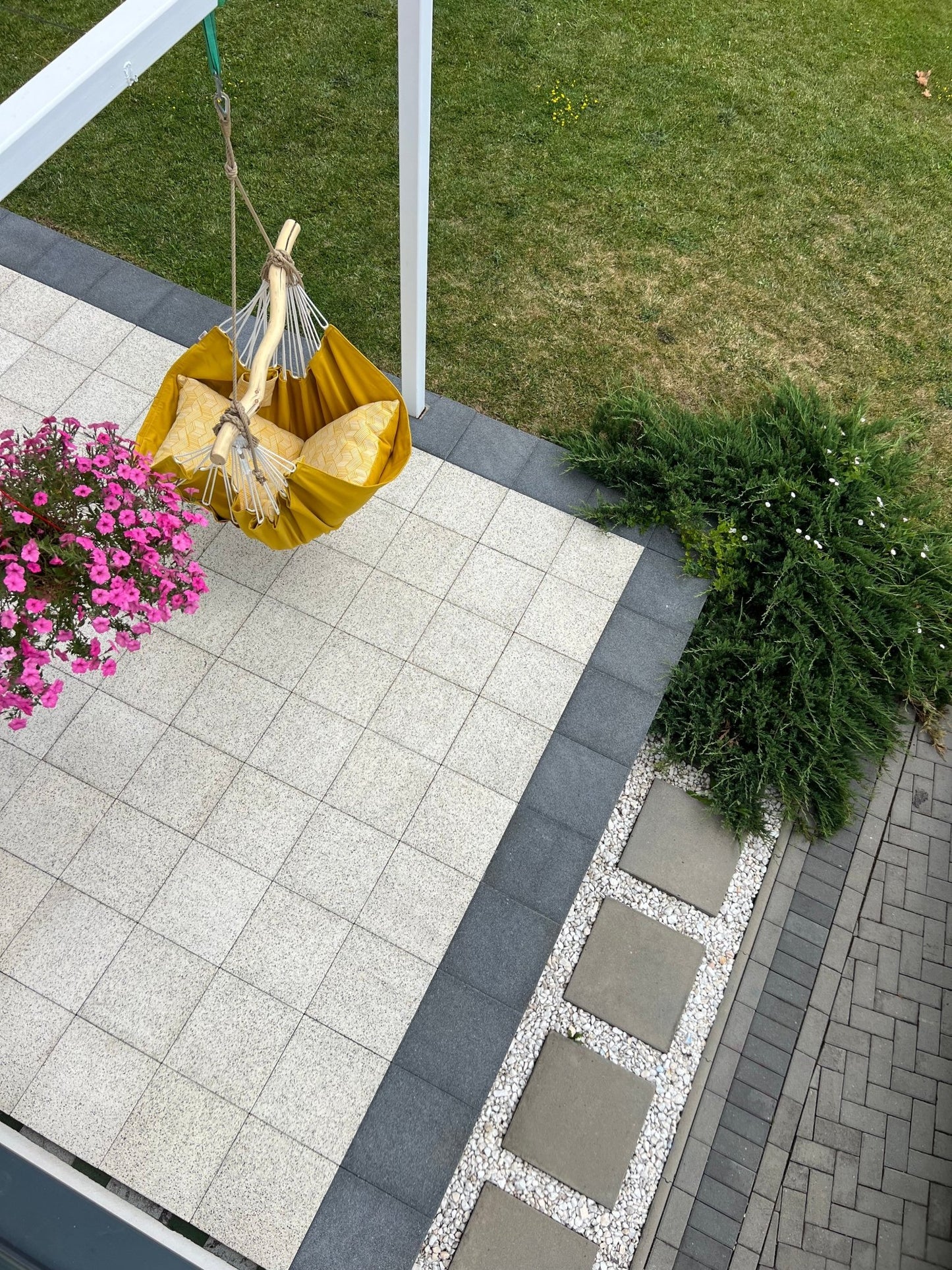 OUTDOOR Sun - HANGAROUND