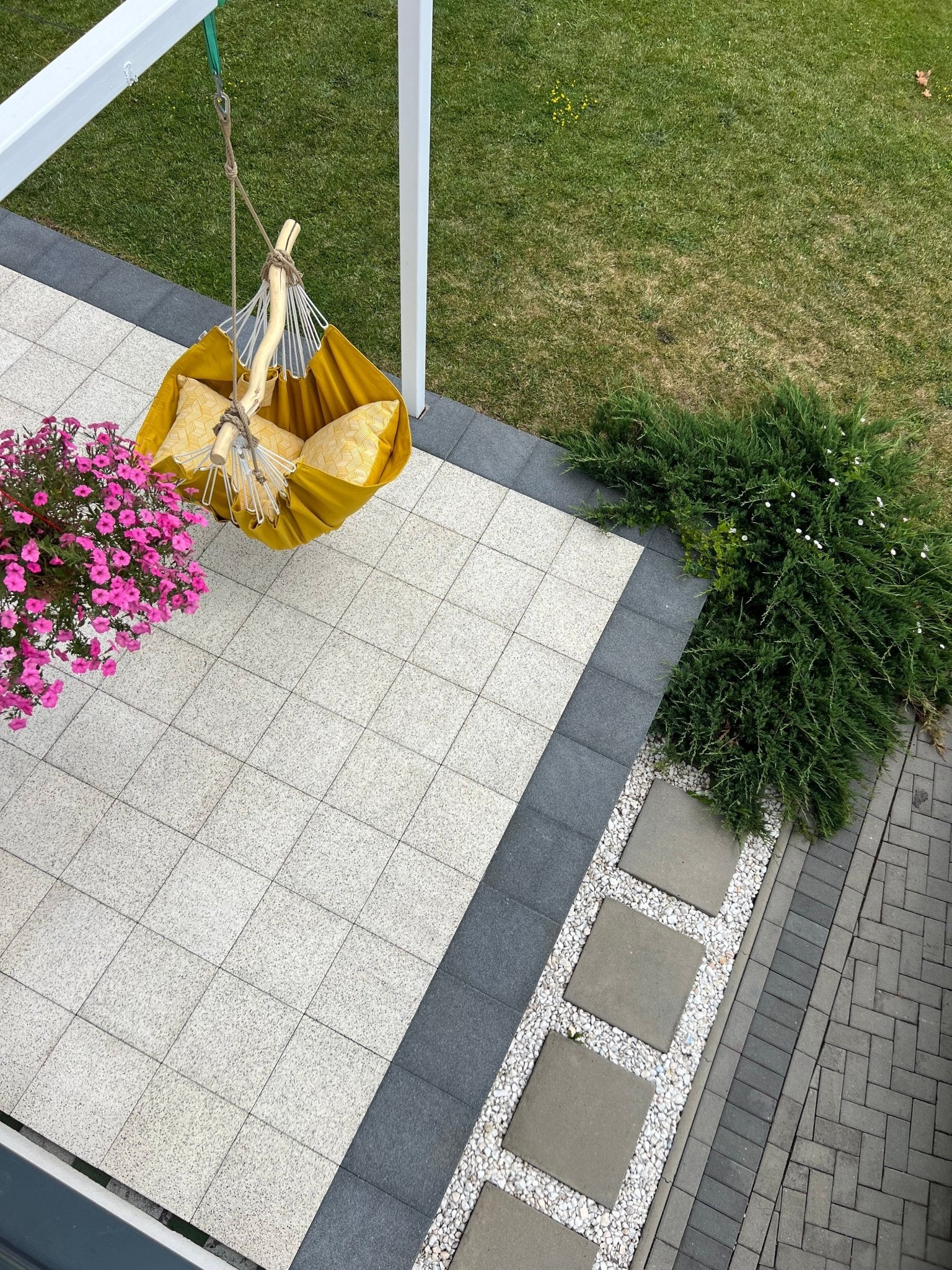 OUTDOOR Sun - HANGAROUND