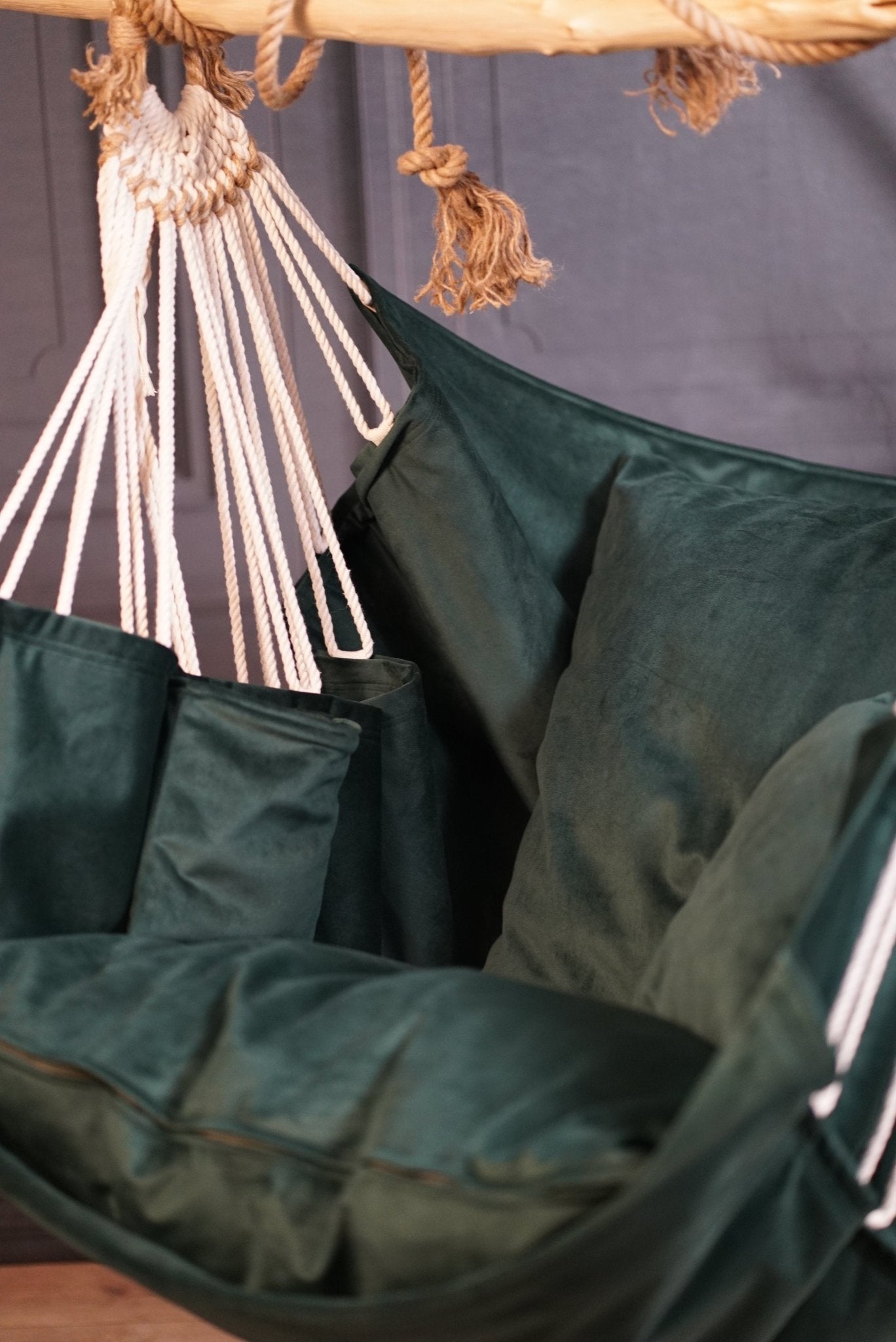 Poveste de catifea - HANGAROUND