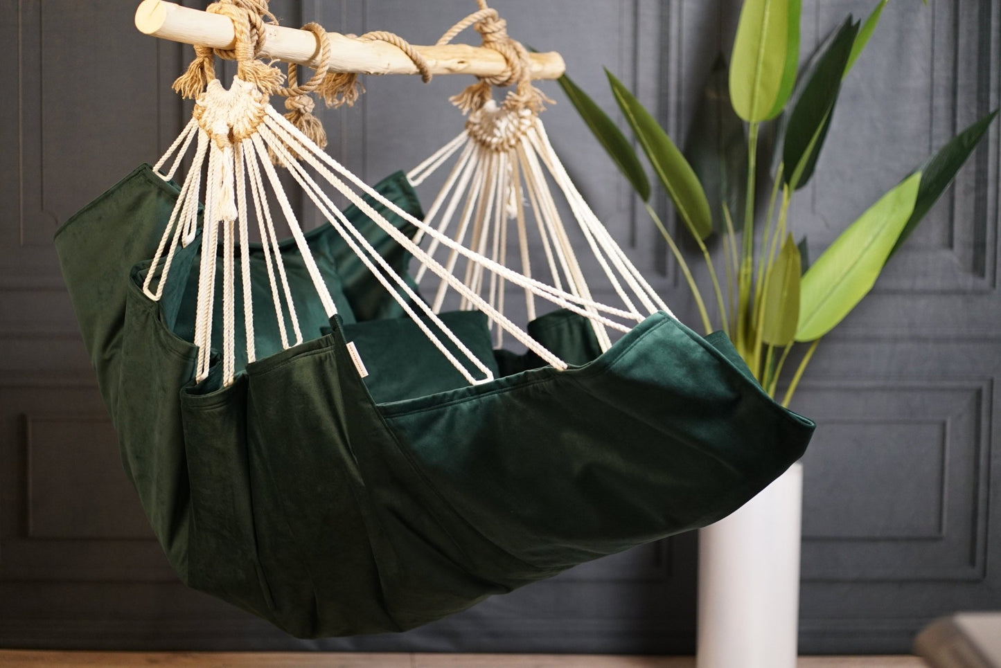 Poveste de catifea - HANGAROUND